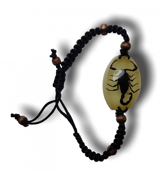 Geflochtenes Armband mit Holzkugeln und echtem, eingegossenen "Schwarzen Skorpion" Skorpion