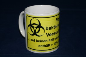 Vorsicht bakteriologische Versuchslösung - Motiv auf Keramikbecher Weisser Becher Gänzend